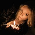 Στη δημοσιότητα το τρέιλερ της σειράς Lucky - Η Άνια Τέιλορ‑Τζόι υποδύεται μια απατεώνισσα που μπλέκει σε ανθρωποκυνηγητό μετά από μια αποτυχημένη ληστεία.