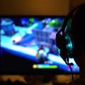 Ανήλικος με ακουστικά σε online πλατφόρμα gaming