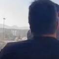 Αστυνομικοί στον Πειραιά σταματούν άνδρα από το να πέσει στο κενό