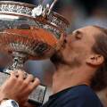 Ο Ζβέρεφ φιλά το τρόπαιο του Roland Garros