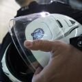 Επεισοδιακή καταδίωξη σημειώθηκε στον Κορυδαλλό, όπου 25χρονος τραυμάτισε αστυνομικό και συνελήφθη, ενώ στο σπίτι του εντοπίστηκαν όπλα και κάνναβη.