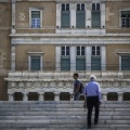 Πολίτες μπροστά στη Βουλή