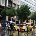 Πολίτες με ομπρέλα σε δρόμο της Αττικής