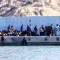 Μετανάστες σε προβλήτα λιμανιού στο Ρέθυμνο