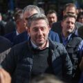 O Νίκος Ανδρουλάκης συζητά με νέους στον πολυχώρο των Λιπασμάτων στη Δραπετσώνα