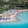 Παραλία της Σαρδηνίας απαγορεύει τις ομπρέλες για άτομα ηλικίας 10 έως 65 ετών