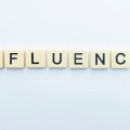 Influencing: Από την «Οικονομία της Προσοχής» στη δίνη της (ανούσιας) υπερέκθεσης