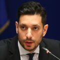 Ο Κωνσταντίνος Κυρανάκης κατηγορεί το ΠΑΣΟΚ για εύκολες υποσχέσεις και υπενθυμίζει τα μέτρα της κυβέρνησης για τους νέους και τις επενδύσεις στις συγκοινωνίες.