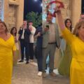 Ο χορός της Βίκυς Σταυροπούλου στον γάμο της Δανάης Μπάρκα έγινε viral και θύμισε το «Είσαι το Ταίρι μου» 