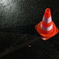 Πειραιάς: Έπιαναν παράνομα θέσεις πάρκινγκ, αφήνοντας κώνους και μηχανές σε δρόμους και πεζοδρόμια
