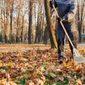Ιδιοκτήτης προχωρεί σε εργασίες σε ακαθάριστα οικόπεδα