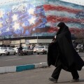 Mural στην Τεχεράνη με θέμα τον αμερικανικό ιμπεριαλισμό στη Μέση Ανατολή