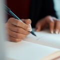 Έρευνα αποκαλύπτει ότι το γράψιμο με το χέρι δημιουργεί ισχυρότερες συνδέσεις στον εγκέφαλο και βοηθά τη μνήμη περισσότερο από το πληκτρολόγιο.