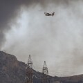 Φωτιά τώρα στον Ασπρόπυργο - Καίει μέσα σε οικόπεδο