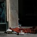 Έρευνα του Δήμου Αθηναίων αποκαλύπτει το χρόνιο πρόβλημα της αστεγίας στην πόλη - Το 72% έχασε το σπίτι του λόγω οικονομικών δυσκολιών.