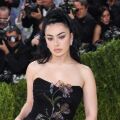 Charli XCX: Νέο δείγμα από το επερχόμενο άλμπουμ «Music, Fashion, Film» - Η ποπ σταρ αφήνει πίσω τον ήχο του «Brat» και ξαφνιάζει με τους στίχους της