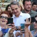 Περιοδεία Κυριάκου Μητσοτάκη στη Νέα Σμύρνη - Επισκέφθηκε το Milon Camp, περπάτησε στην αγορά και συζήτησε με επαγγελματίες και πολίτες