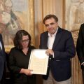 Παραδόθηκε από τον Μαργαρίτη Σχοινά στη Μαρία Γιακουμάκη το πτυχίο του γιου της από τη Γαλακτοκομική Σχολή - Η ευχή να μην υπάρξουν παρόμοια περιστατικά.