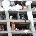 κατεστραμμένη πολυκατοικία στη βενεζουέλα