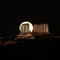 Πανσέληνος μέσα από τους κίονες του ανού σστο Σούνιο 