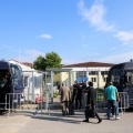 Έξω από το κτίριο όπου εκδικάζεται η υπόθεση του πολύνεκρου σιδηροδρομικού δυστυχήματος στα Τέμπη
