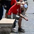 Κύμα καύσωνα πλήττει σφοδρά την Ιταλία, με πέντε θανάτους σε ένα 24ωρο - 25 πόλεις σε «κόκκινο» συναγερμό, δήμοι ανοίγουν μουσεία ως κλιματικά καταφύγια.