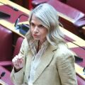 Μιλένα Αποστολάκη: Η κυβέρνηση απαλλάσσει τους πολίτες από τα χρέη αλλά όχι από τις κατασχέσεις