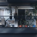 Στιγμιότυπο από την εμπρηστική επίθεση σε σπίτι στελέχους της ΝΔ στη Θεσσαλονίκη