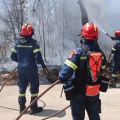 Πυροσβέστες σε επιχείρηση κατάσβεσης φωτιάς