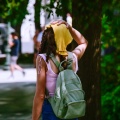 Γυναίκα με βρεγμένο πανί στο κεφάλι προσπαθεί να αντιμετωπίσει τις συνθήκες καύσωνα
