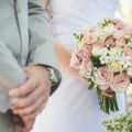Κορωπί: Μεθυσμένη κουμπάρα φίλησε στο στόμα τον παπά την ώρα του μυστηρίου
