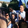 Ο Κυριάκος Μητσοτάκης σε πλήθος στο Αιγάλεω