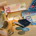 Χαρτονομίσματα ευρώ, κλεδιά σπιτιού και κομπιουτεράκι