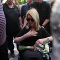 Με αναπηρικό αμαξίδιο στην κηδεία της μητέρας της η Αφροδίτη Νέστορα