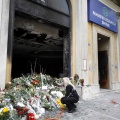 Λουλούδια έξω από τη Marfin λίγες ωρές μετά τον εμπρησμό και την τραγωδία με τους 3 νεκρούς