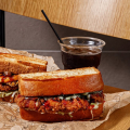 Lobster roll με τηγανητό κοτόπουλο στο Akoko