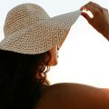 Ποια είναι τα καλύτερα ρούχα για να παραμείνετε δροσεροί σε έναν καύσωνα;