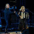 Ο Ρόμπερτ Πλαντ άνοιξε θριαμβευτικά το Sani Festival 2026, χαρίζοντας μια ατμοσφαιρική συναυλία στο κατάμεστο φυσικό αμφιθέατρο της Χαλκιδικής.