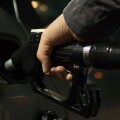 Οδηγός βάζει βενζίνη στο αυτοκίνητο