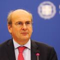 Ο Κωστής Χατζηδάκης τόνισε ότι η ΝΔ επιδιώκει αυτοδυναμία για «καθαρές λύσεις» - Ανακοίνωσε μειώσεις σε βενζίνη και ντίζελ στις τιμές προμήθειας διυλιστηρίων.
