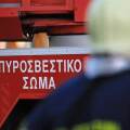 Πυροσβέστης μπροστά από όχημα της Πυροσβεστικής