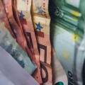 Χαρτονομίσματα του ευρώ στο τραπέζι