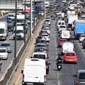 Ακροβατικά με μοτοσικλέτες στον Κηφισό: επικίνδυνοι ελιγμοί ανάμεσα σε κινούμενα αυτοκίνητα και η ψευδαίσθηση ενός extreme sport.