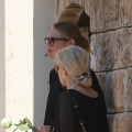 Κηδεία Λορέντζο Καριέρε: Συντετριμμένη, με ένα λευκό τριαντάφυλλο στο χέρι η Έλενα Κατραβά