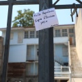 «Καλό ταξίδι Ελενίτσα μας»: Μηνύματα και λουλούδια για τη Μάρω Κοντού στην οικία Κοκοβίκου στην Πλάκα