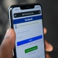 Η αρχική του Facebook σε οθόνη κινητού