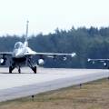 Μαχητικά F16 ετοιμάζονται να απογειωθούν από στρατιωτική βάση