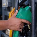 Υπάλληλος πιάνει την αντλία βενζίνης σε πρατήριο υγρών καυσίμων