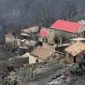 Καμένα σπίτια από τις πυρκαγιές στην Αλγερία