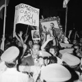 Πολίτες στους δρόμους υποδέχονται τον Κωνσταντίνο Καραμανλή τα ξημερώματα της 24ης Ιουλίου 1974
